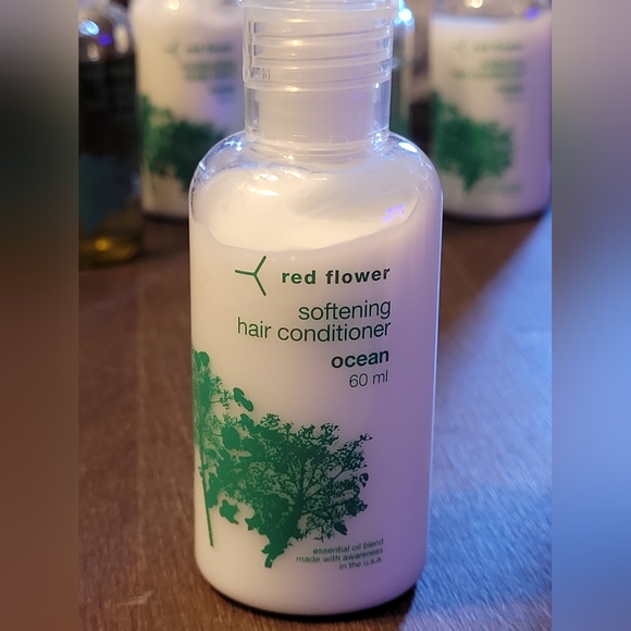 New - Red Flower toiletries - Picture 7 of 7